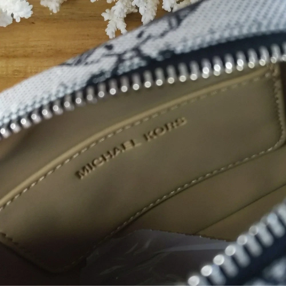 NWT Michael Kors fanny pack 🖤 NWT . Black and gray. L/XL - Picture 9 of 11